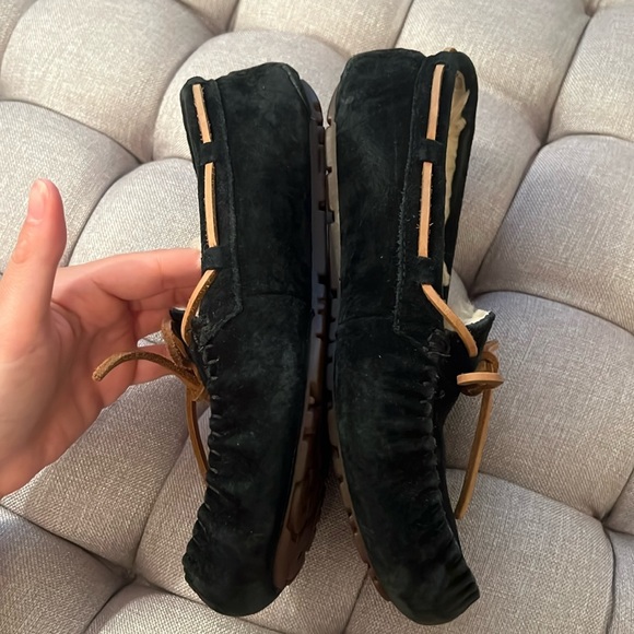 UGG Size 6 Dakota Slipper in Black - Picture 2 of 12